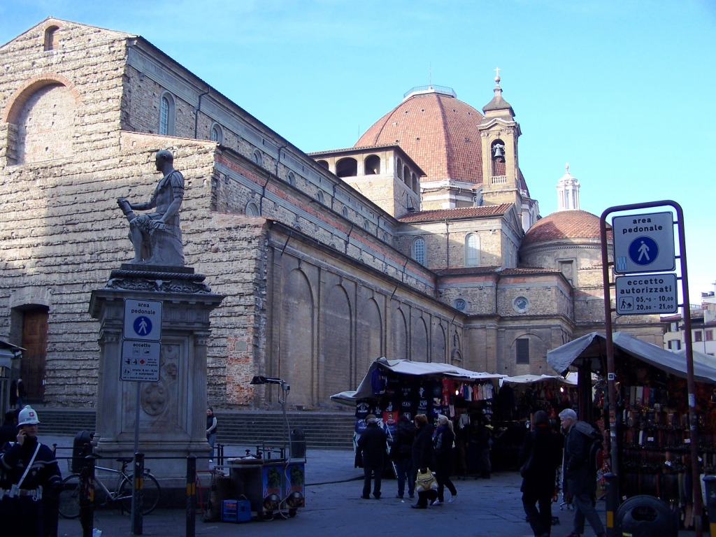 Basilica di San Lorenzo - market